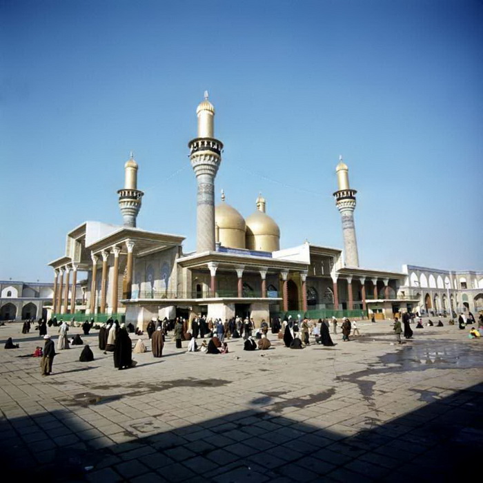 Иракцы. Золотая мечеть в Багдаде. XXI в.