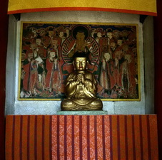 Буддизм. В храме Потудам близ Пхеньяна.